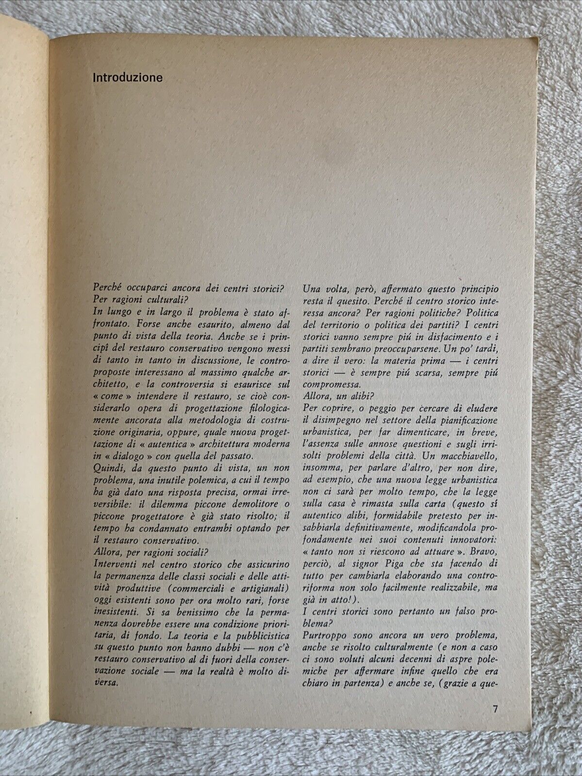 Bologna: politica e metodologia del restauro nei centri storici, Cervellati 1973