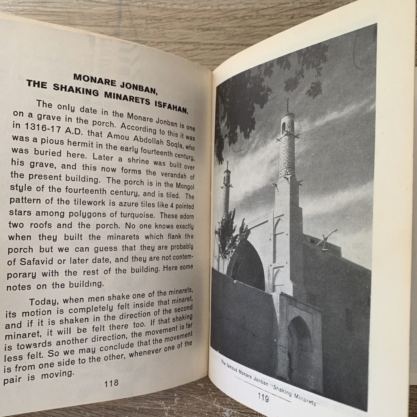 Historical monuments of Isfahan 1967. Honarfar, Ziba Press