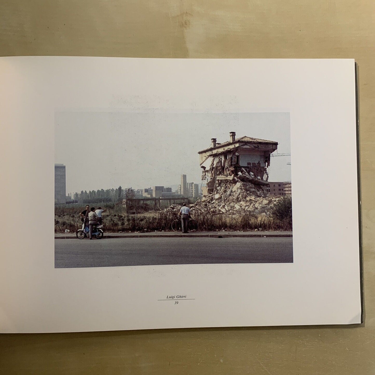 ESPLORAZIONI SULLA VIA EMILIA - Luigi Ghirri - Vedute nel Paesaggio. 1986 #