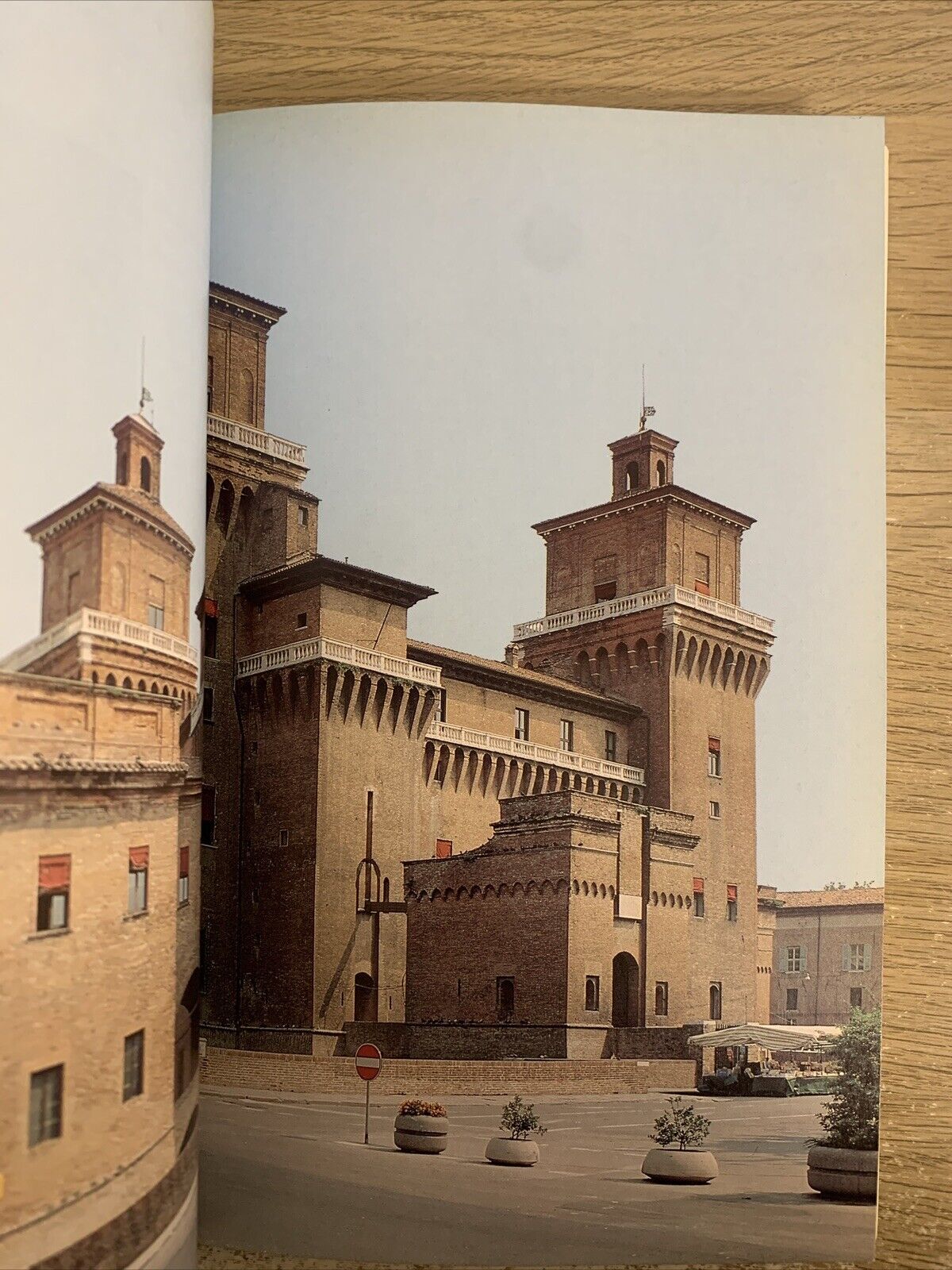 IL CASTELLO ESTENSE DI FERRARA. ELECTA EDITRICE 1990