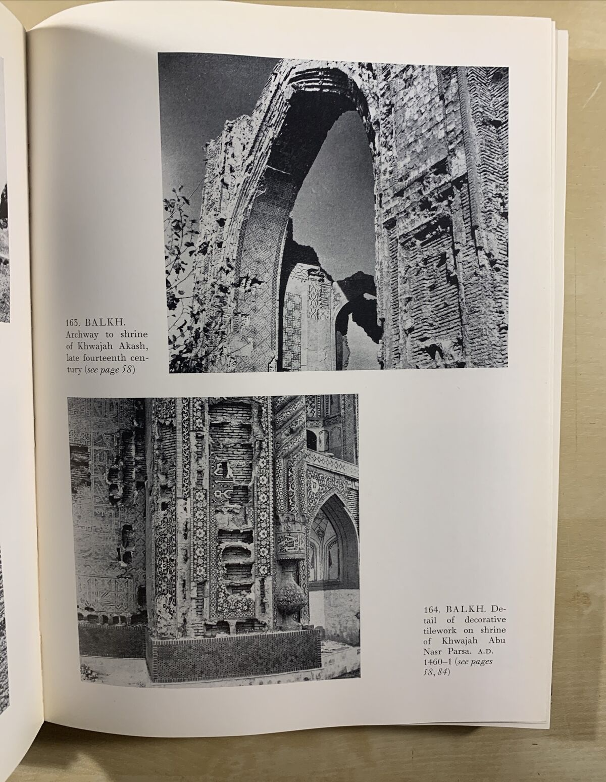 ISLAMIC ARCHITECTURE AND ITS DECORATION. DEREK HILL, OLEG GRABAR. Faber 1967 #