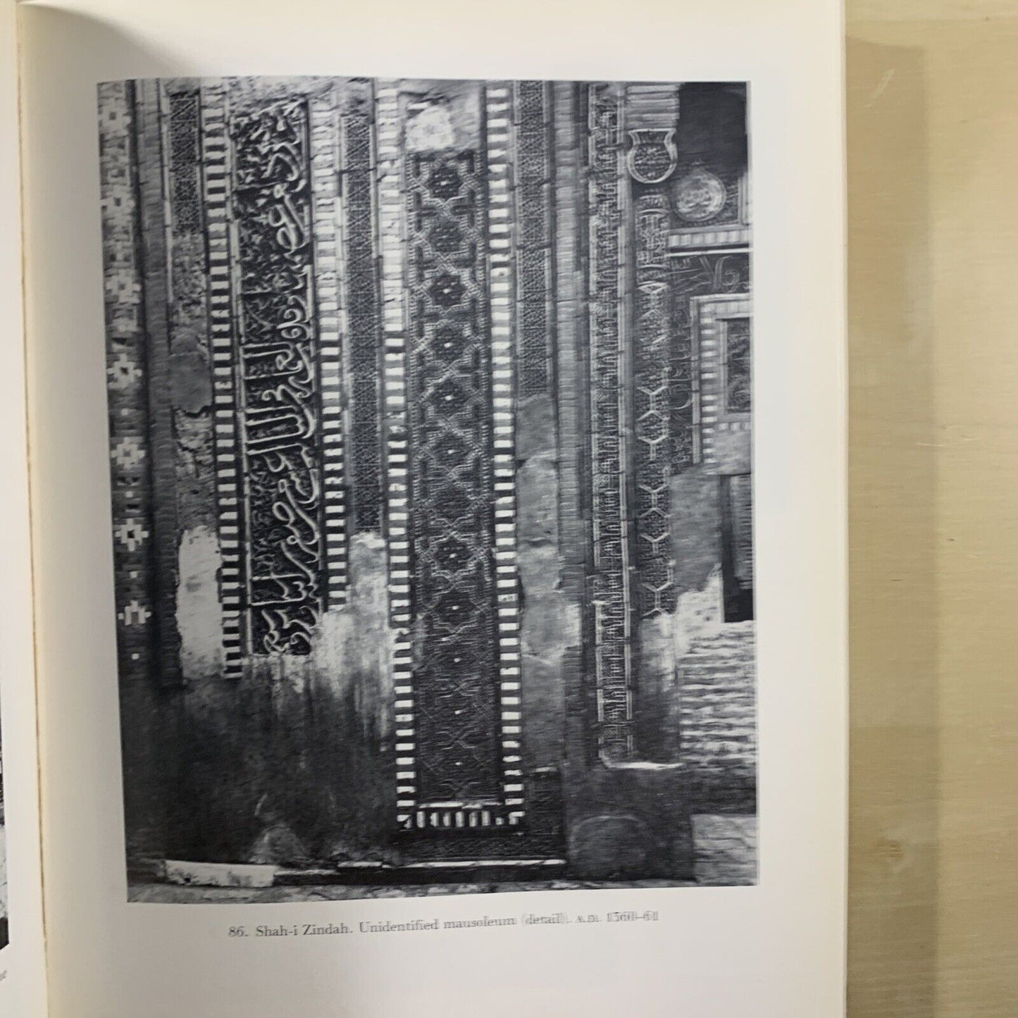 ISLAMIC ARCHITECTURE AND ITS DECORATION. DEREK HILL, OLEG GRABAR. Faber 1967 #