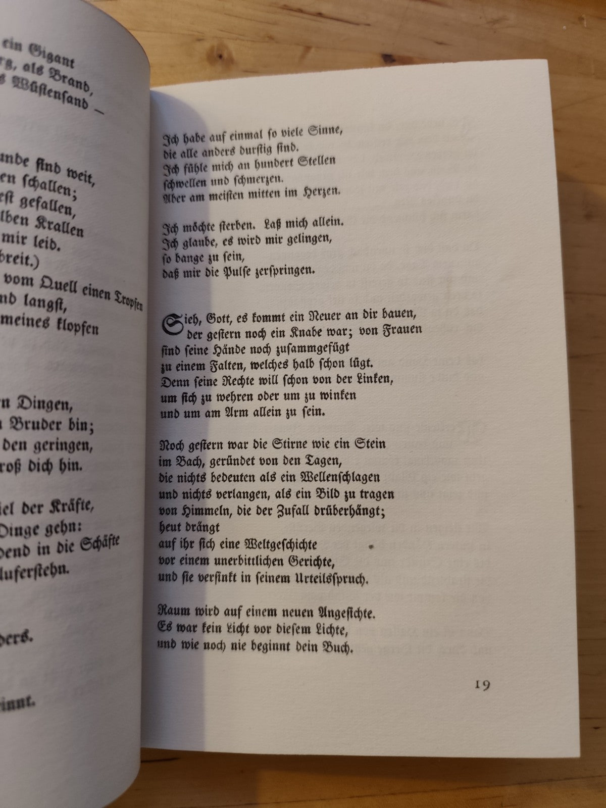Das Stunden-Buch: enthaltend die drei Bücher, R. Maria Rilke. Insel-Verlag.1922