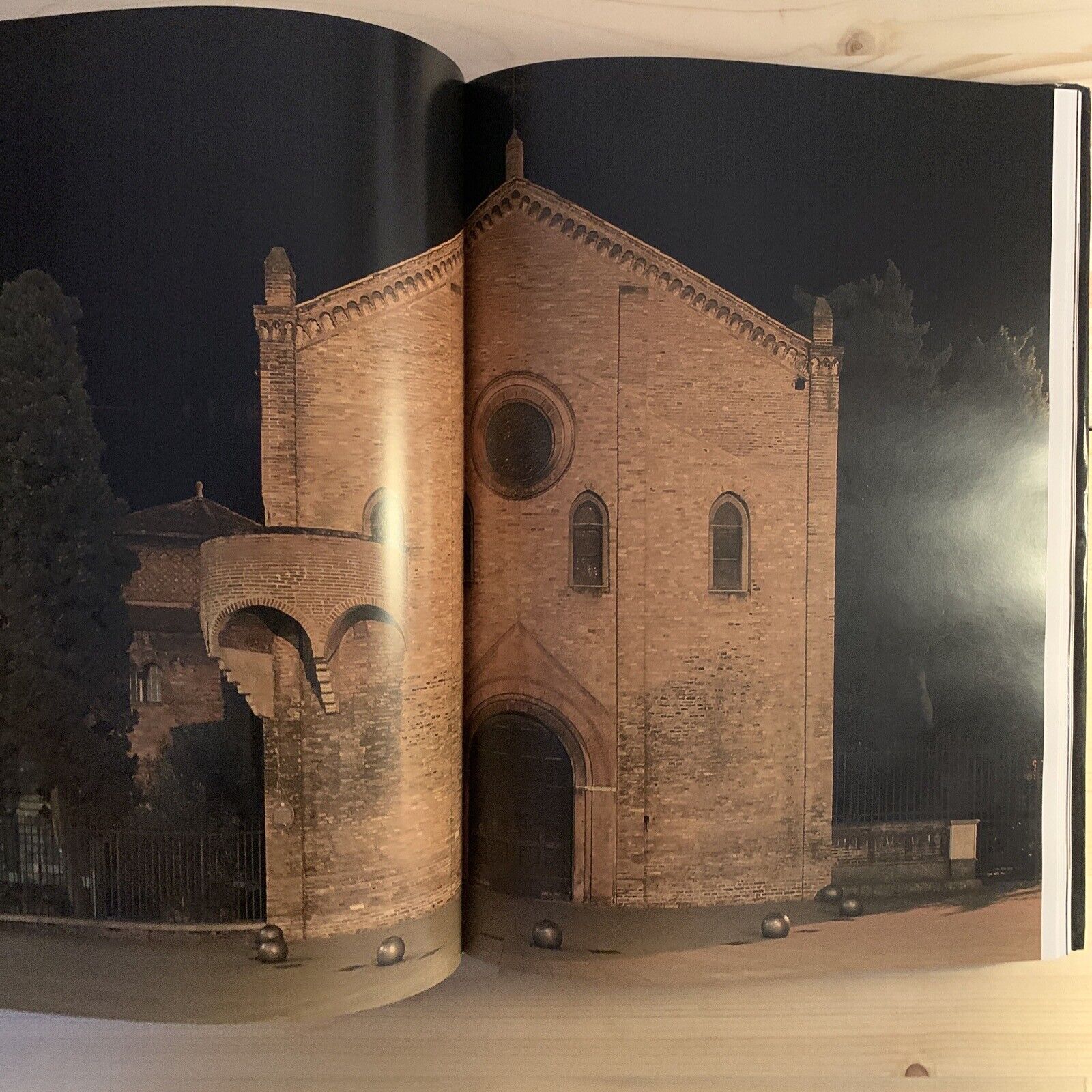 In viaggio verso La Terra Santa, La Basilica di Santo Stefano in Bologna.Minerva