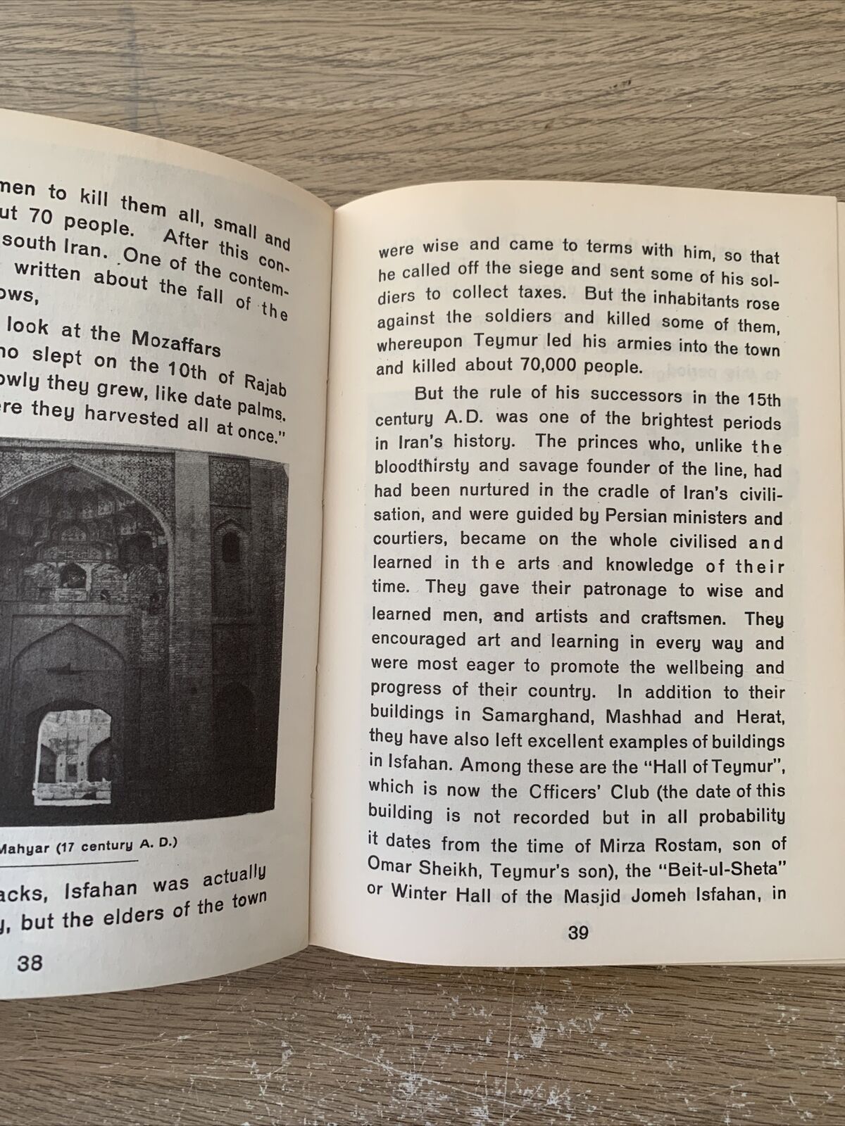 Historical monuments of Isfahan 1967. Honarfar, Ziba Press