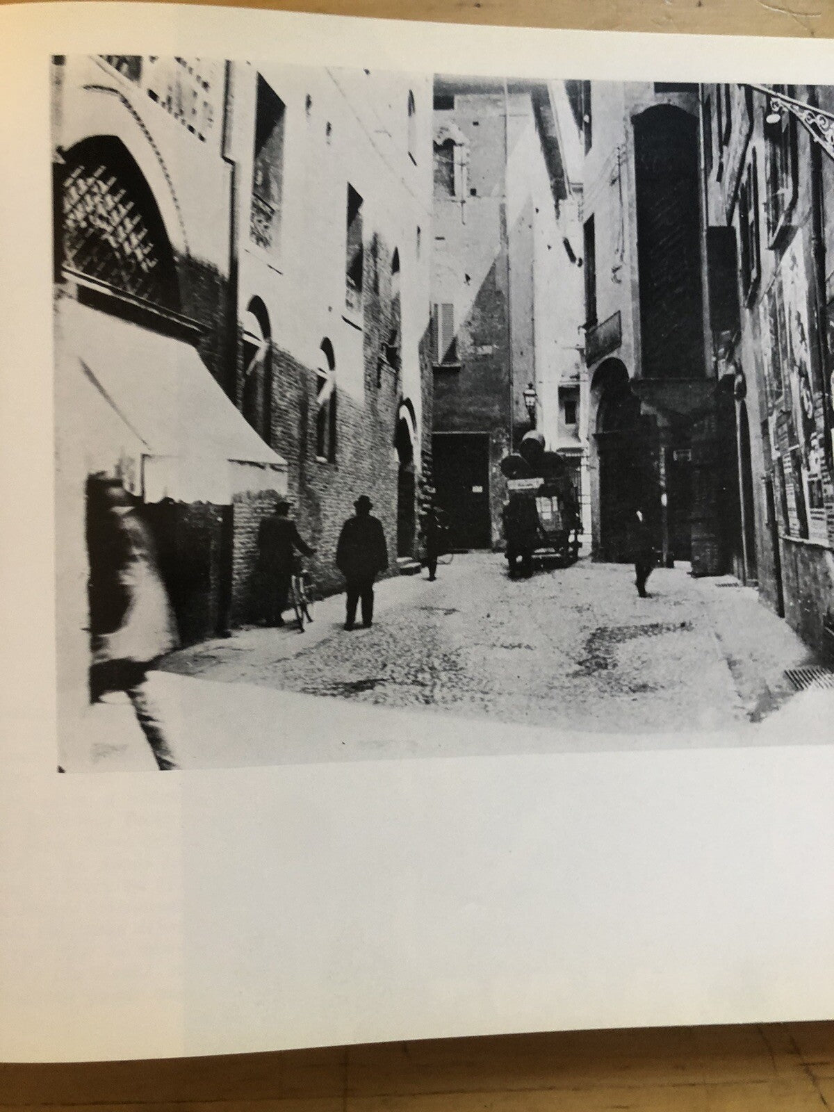 Bologna fotoconfronti col passato, A. Vianelli, edizione Unificata in 300 pagine