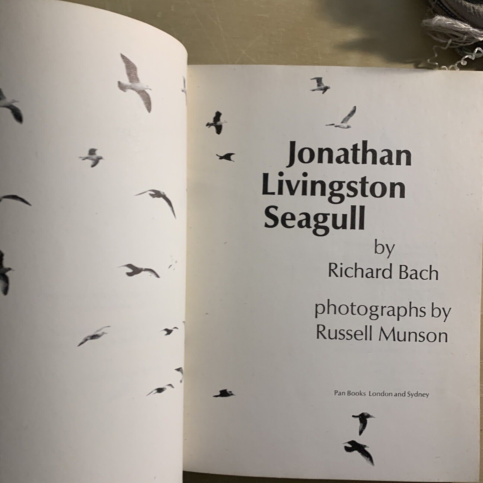 JONATHAN LIVINGSTONE SEAGULL a story. Richard bach. Pan books 1972 #