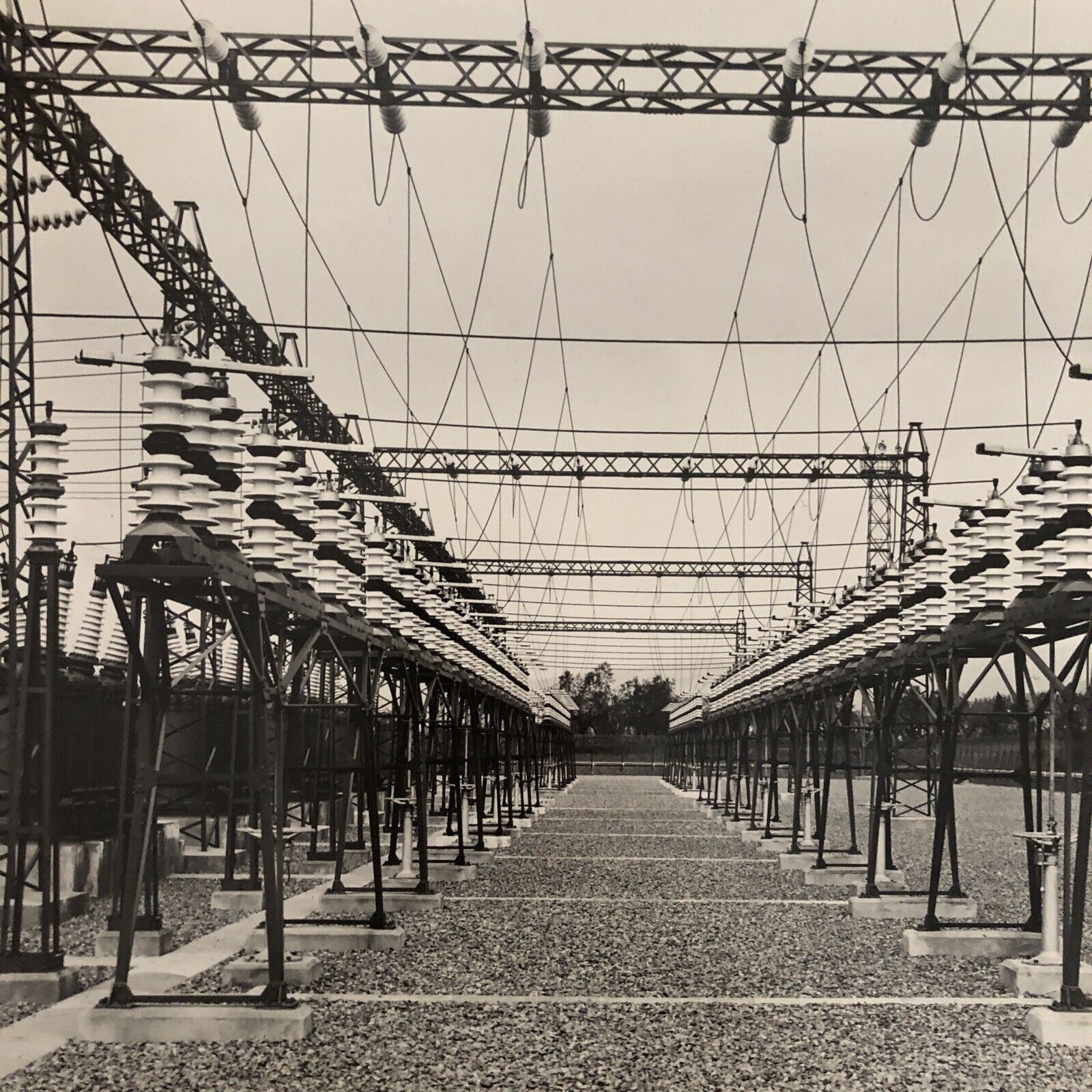 fotografia antica - isolatori elettrici in prossimità ferrovie
