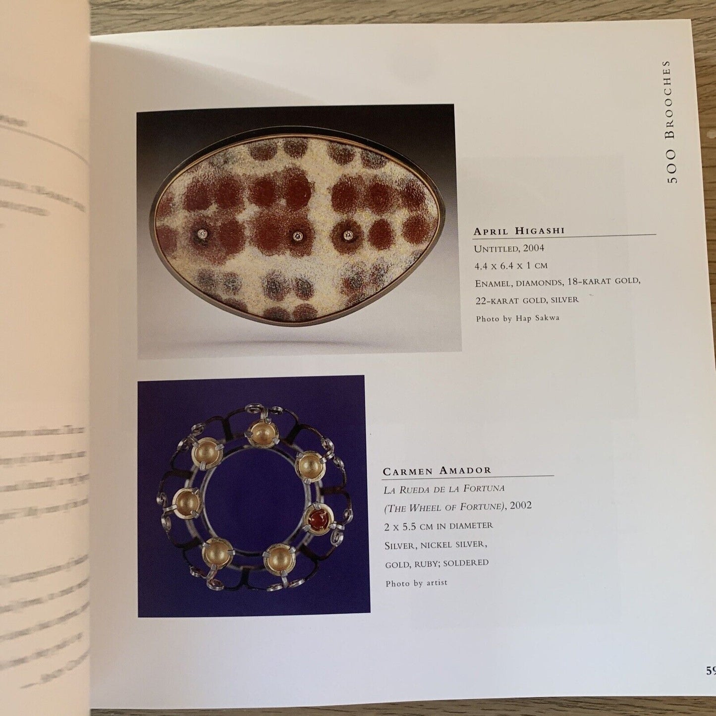 500 BROOCHES. Inspiring adornments for the body. A lark Jewelry Book 2005