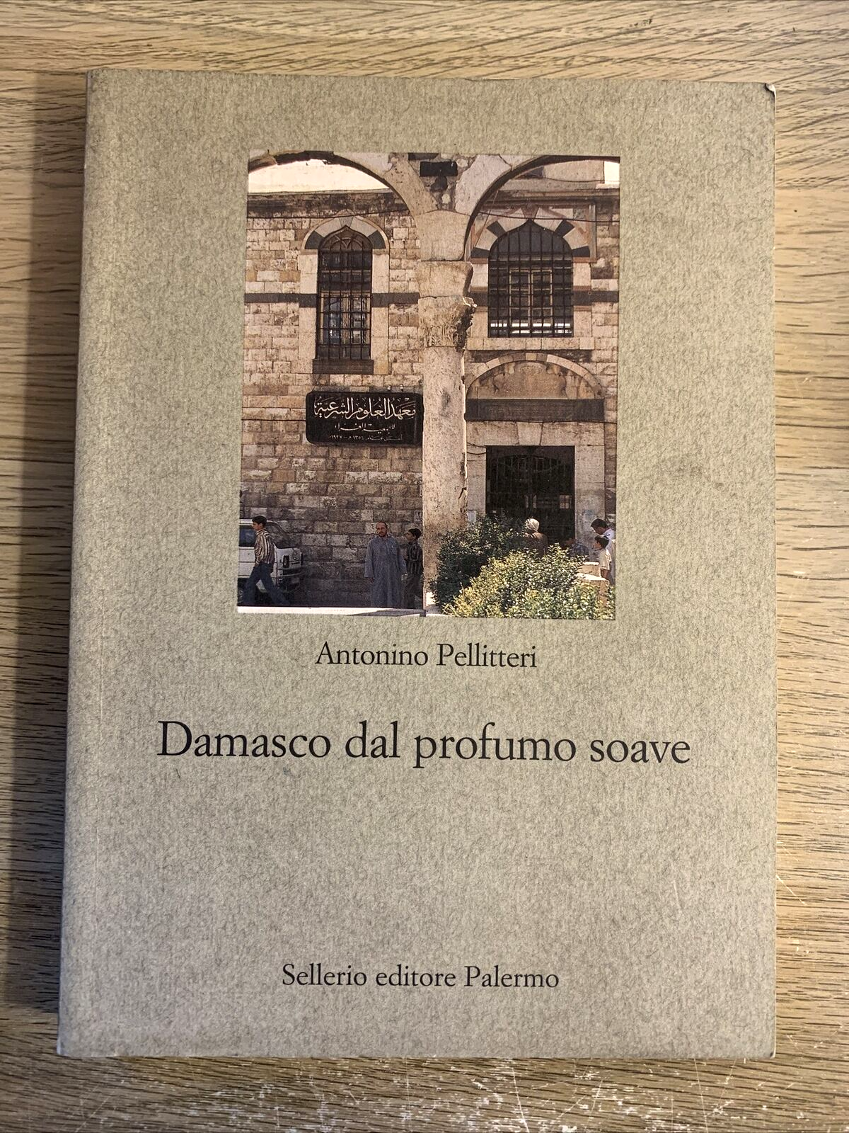 DAMASCO dal profumo soave. Antonino Pellitteri. Sellerio editore Palermo 2004