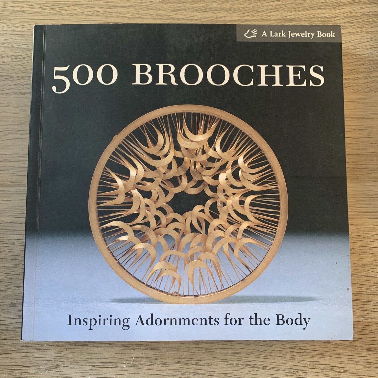 500 BROOCHES. Inspiring adornments for the body. A lark Jewelry Book 2005