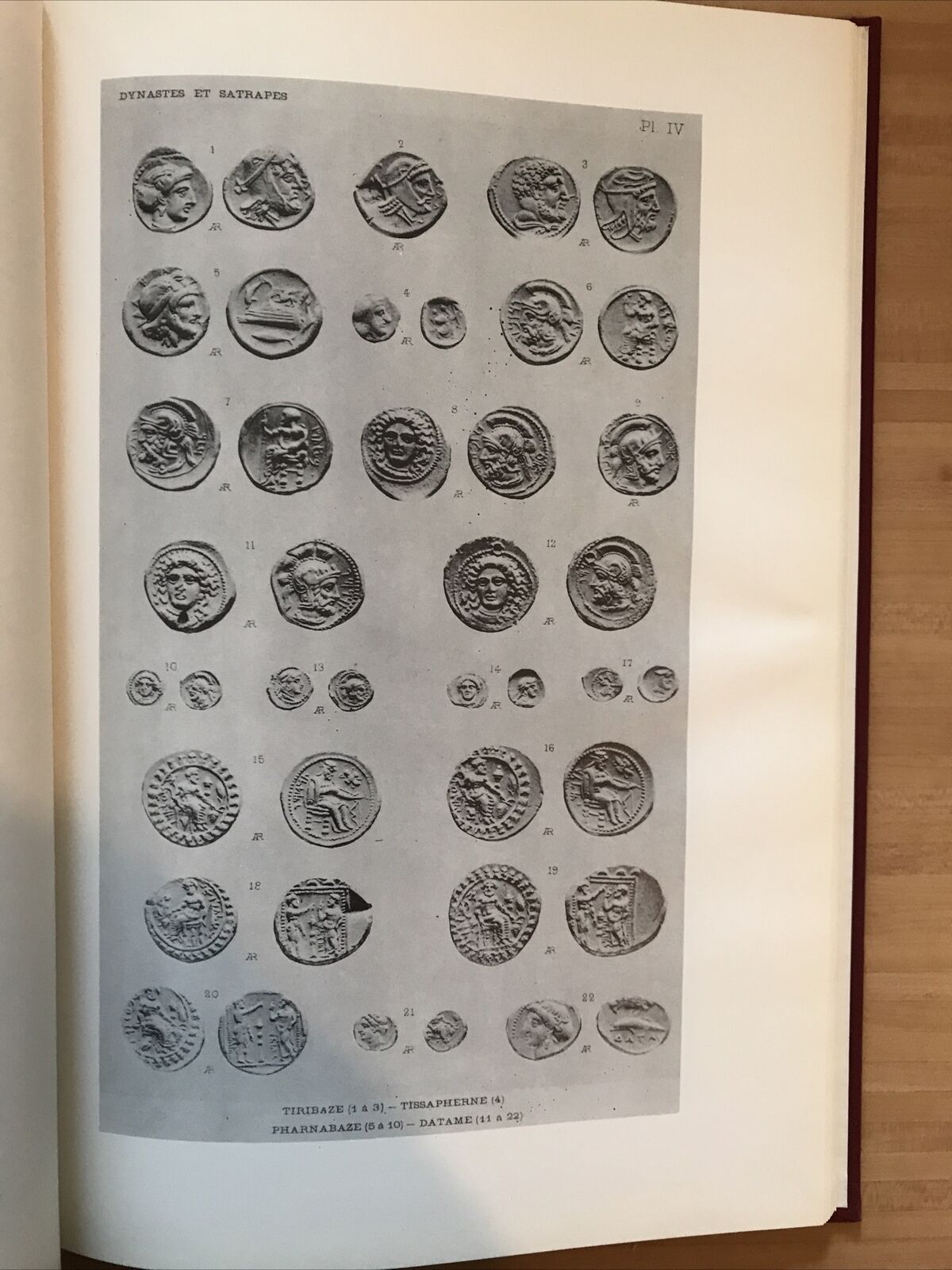 LES PERSES ACHÉMÉNIDES. E. Babelon. Catalogue des Monnaies Grecques. A. Forni