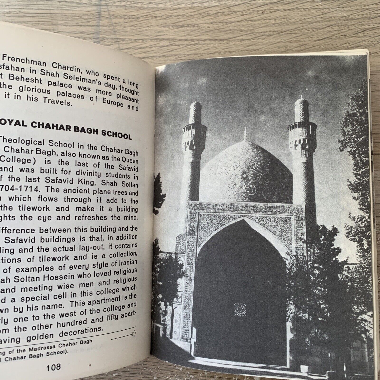 Historical monuments of Isfahan 1967. Honarfar, Ziba Press