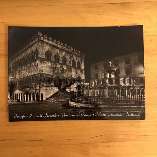 Cartolina PERUGIA - FONTANA DEL PISANO E PALAZZO COMUNALE non viaggiata