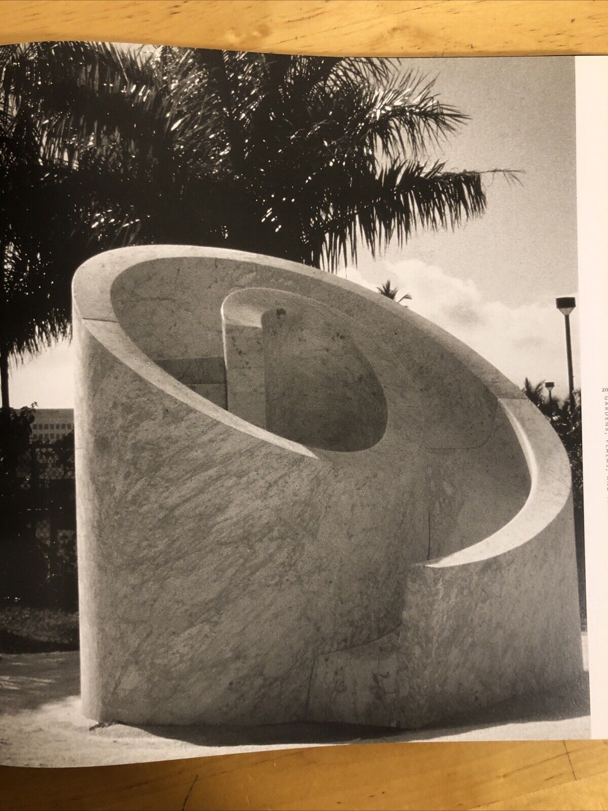 Isamu Noguchi - a study of space, Ana maria Torres, The Monacelli Press 2000