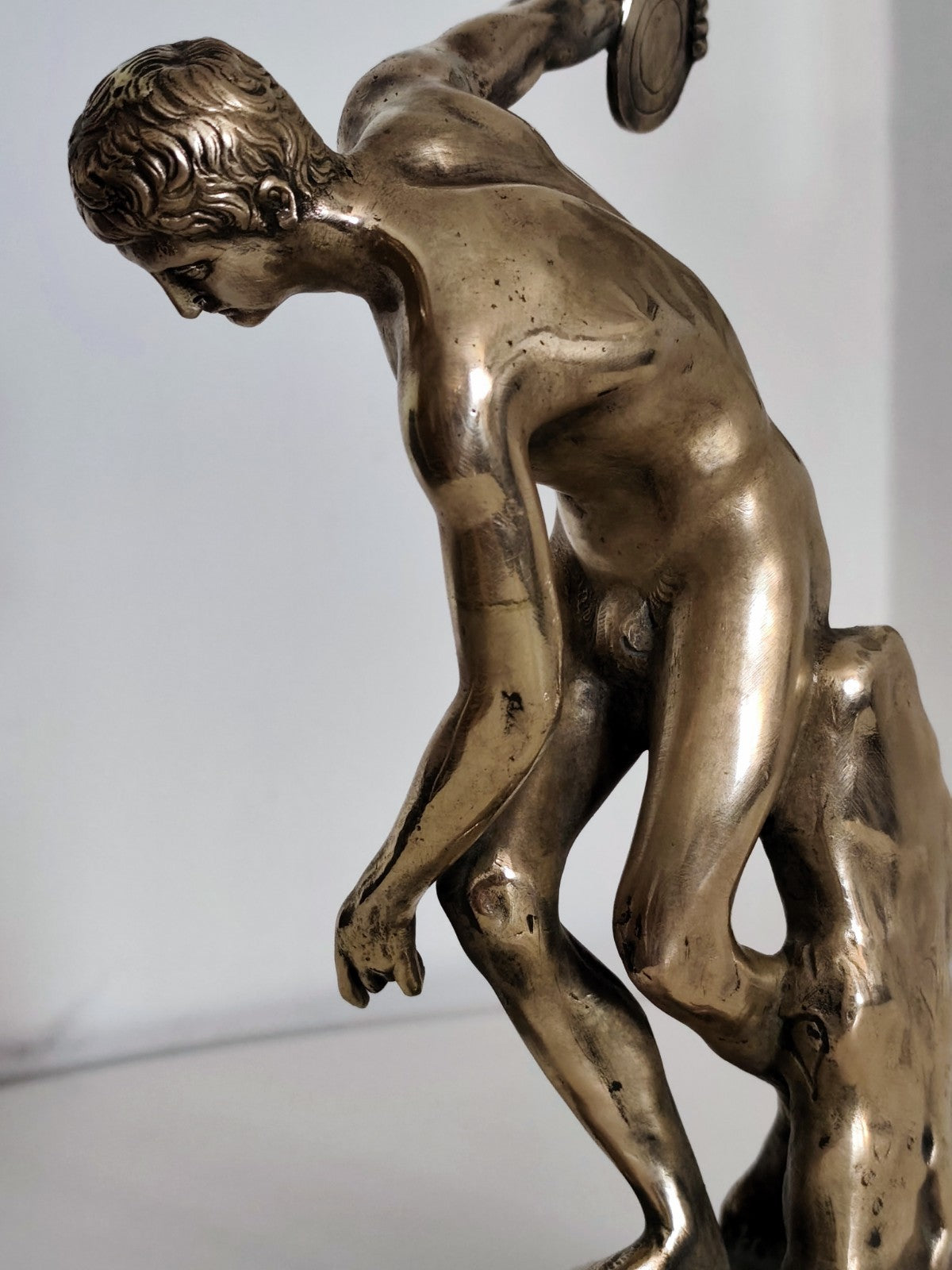 Statuetta scultura - Discobolo - Ottone dorato. Arte classica