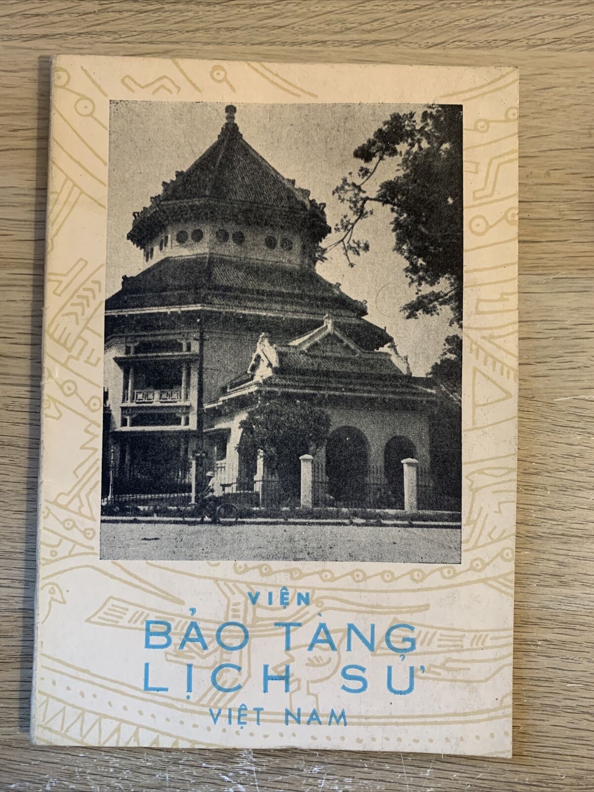 Viên Bao Tàng Lich Su'. Viet Nam.