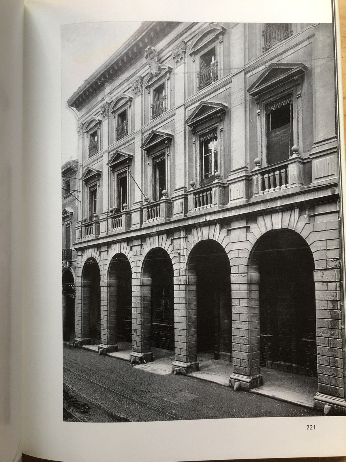 I palazzi senatorii a Bologna Architettura come immagine del potere - G. Cuppini