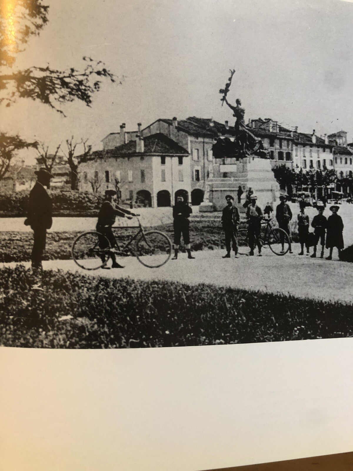 Bologna fotoconfronti col passato, A. Vianelli, edizione Unificata in 300 pagine