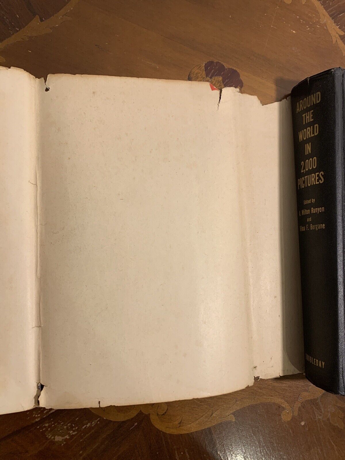 Around the world in 2000 pictures, A. Milton Runyon, Vilma Bergane. 1956