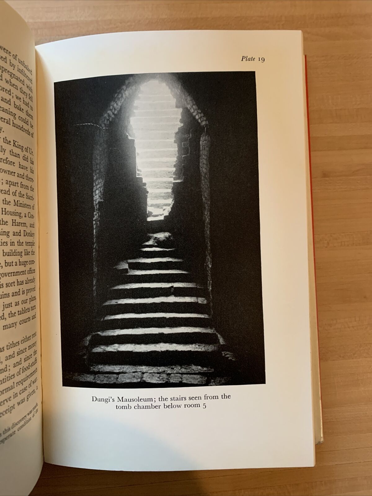 EXCAVATIONS AT UR - SIR LEONARDO WOOLEY. ERNEST BENN 1963