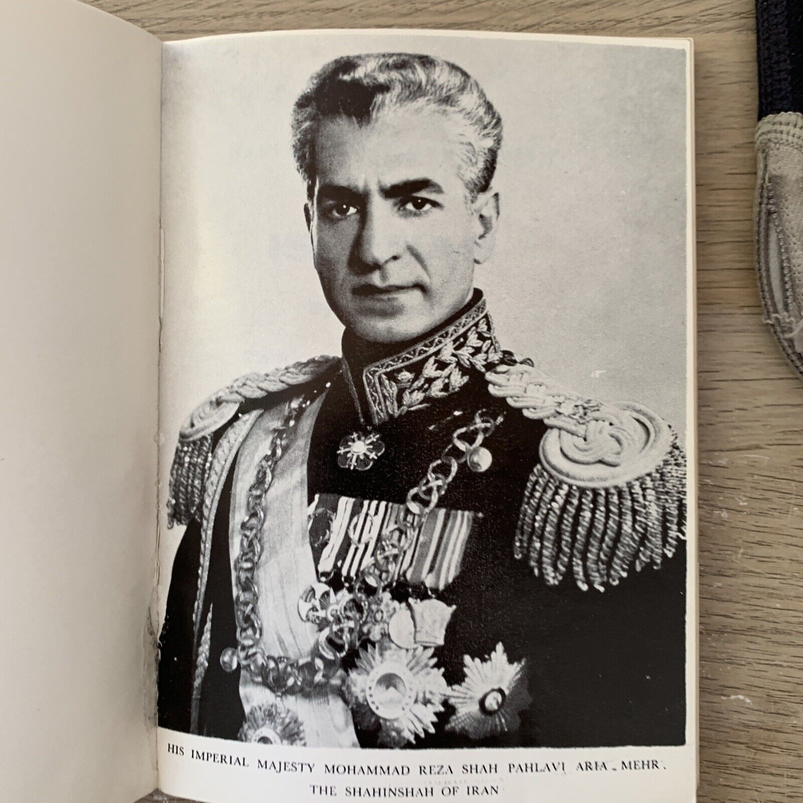 Historical monuments of Isfahan 1967. Honarfar, Ziba Press