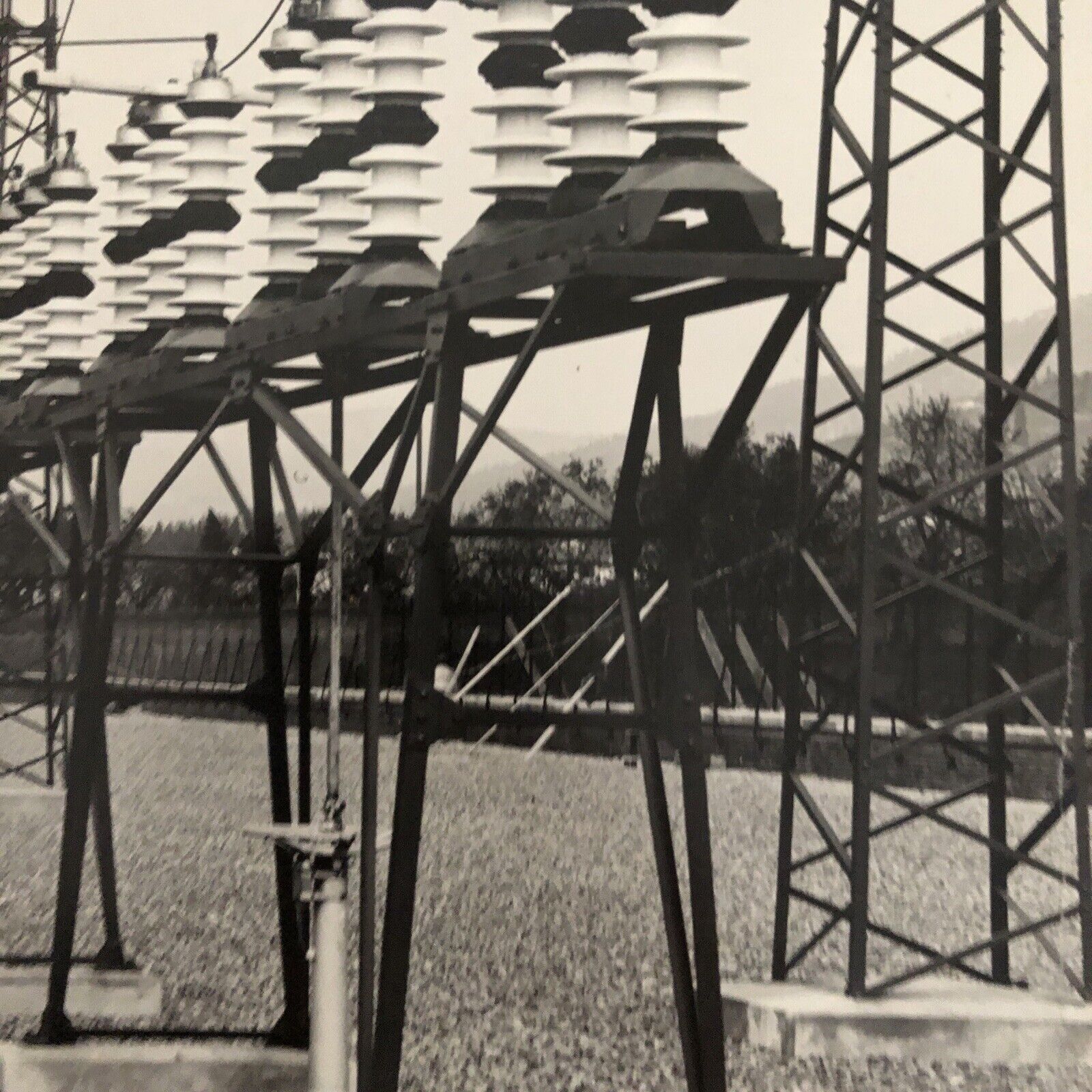 fotografia antica - isolatori elettrici in prossimità ferrovie