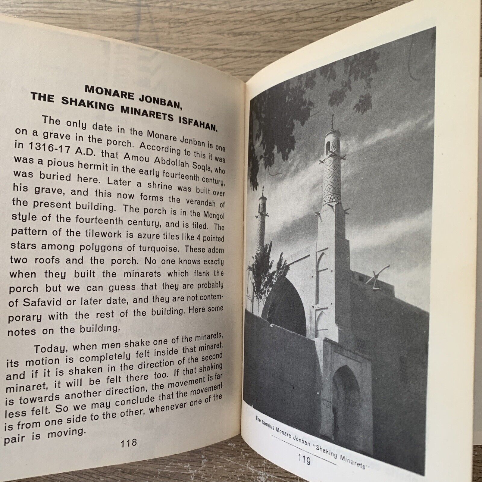 Historical monuments of Isfahan 1967. Honarfar, Ziba Press