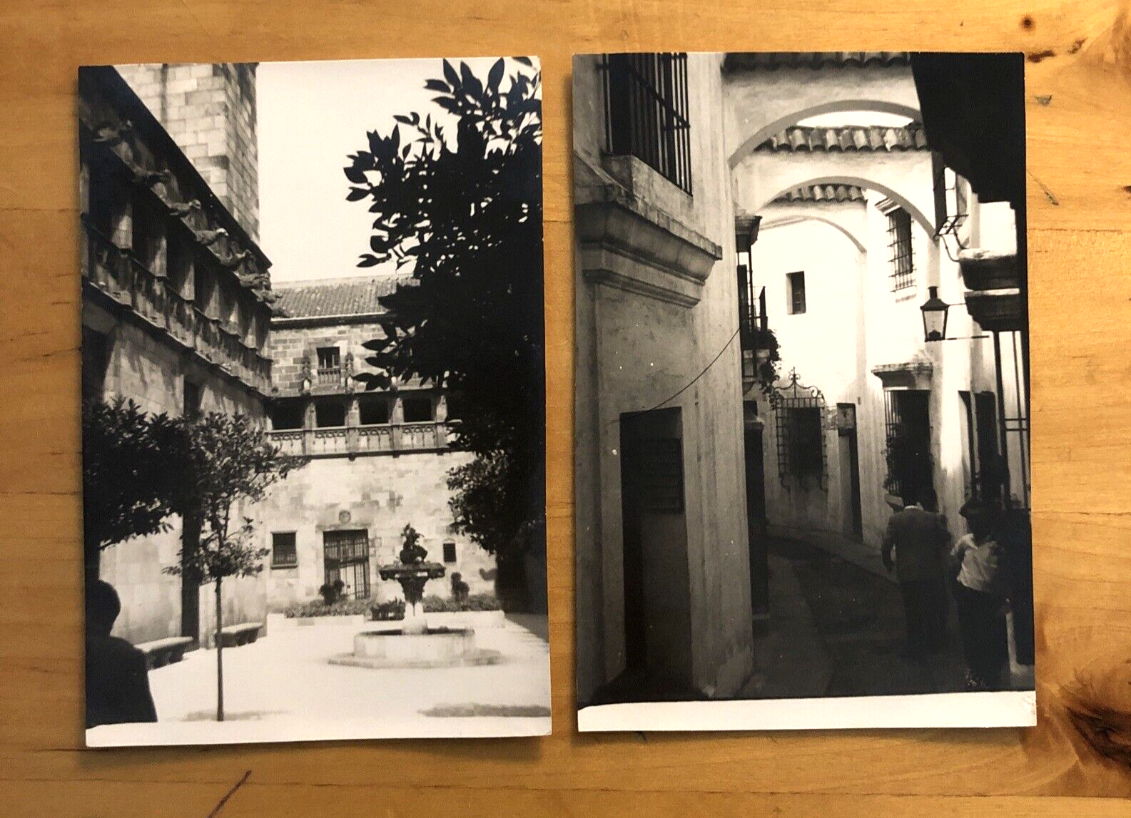Fotografie BARCELLONA El Pueblo, Cortile intorno al Palazzo municipale -anni '50