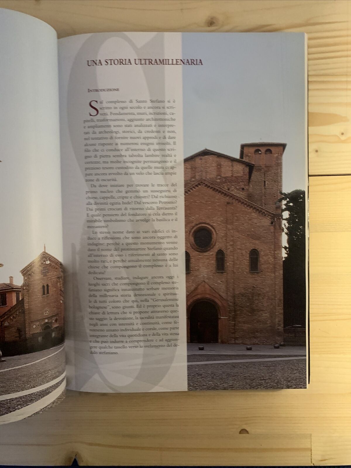 In viaggio verso La Terra Santa, La Basilica di Santo Stefano in Bologna.Minerva