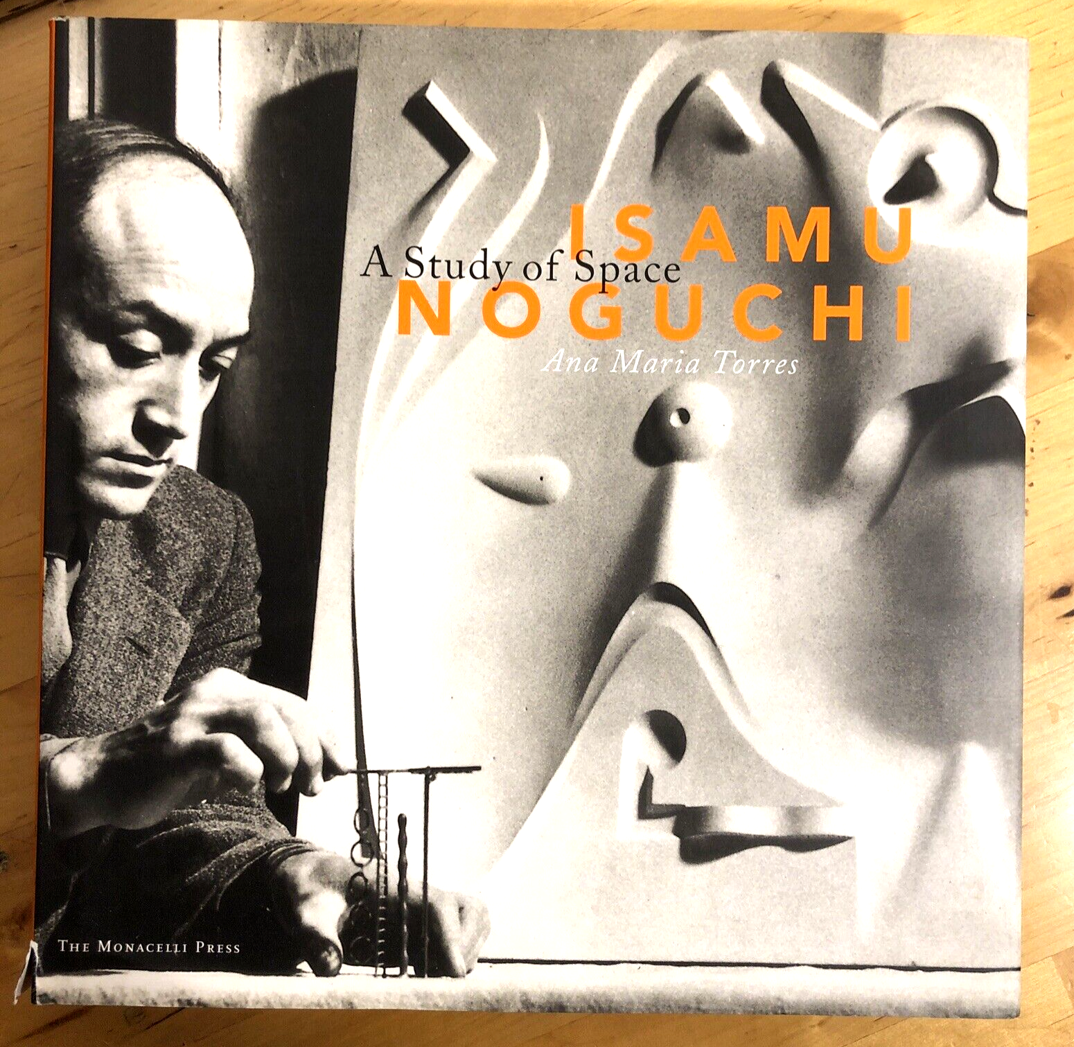 Isamu Noguchi - a study of space, Ana maria Torres, The Monacelli Press 2000