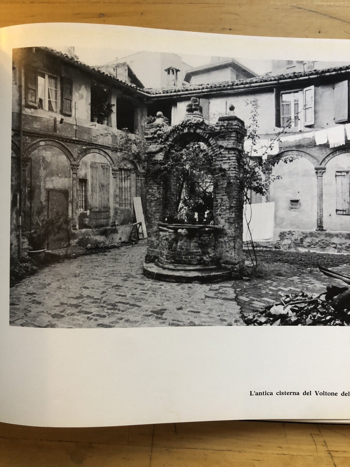 Bologna per la strada, Leggende e curiosità. Alberto Menarini, A. Vianelli 1976