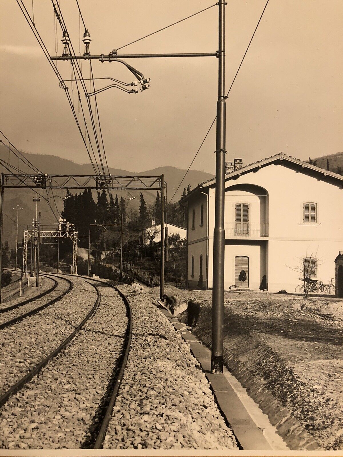 FERROVIE fotografia antica (linea Bologna Firenze ?) Animata 2 persone al lavoro