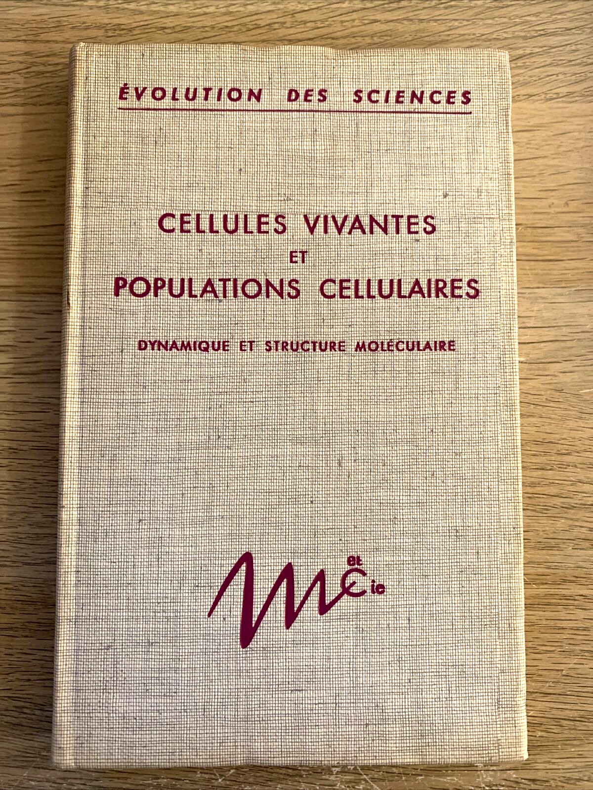 CELLULES VIVANTES ET POPULATIONS CELLULAIRES. Dynamique et structure moléculaire