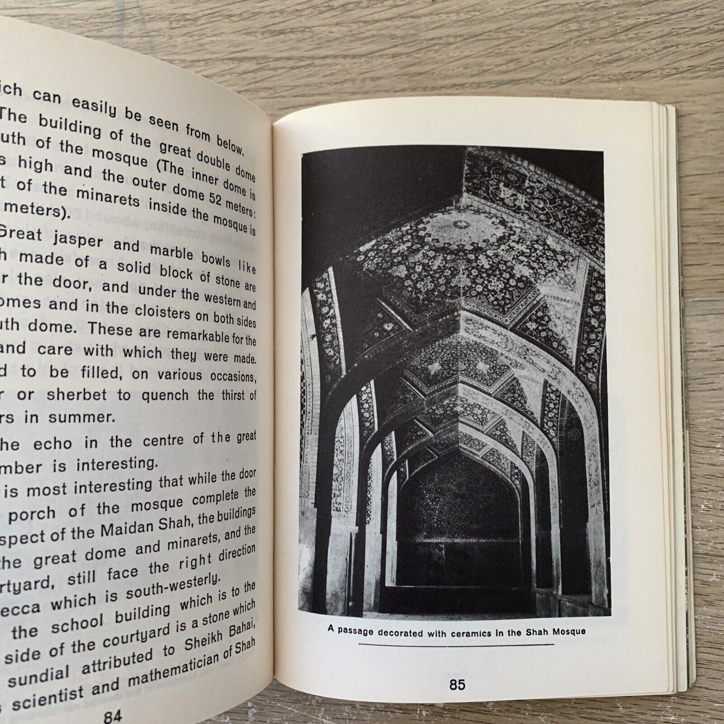 Historical monuments of Isfahan 1967. Honarfar, Ziba Press