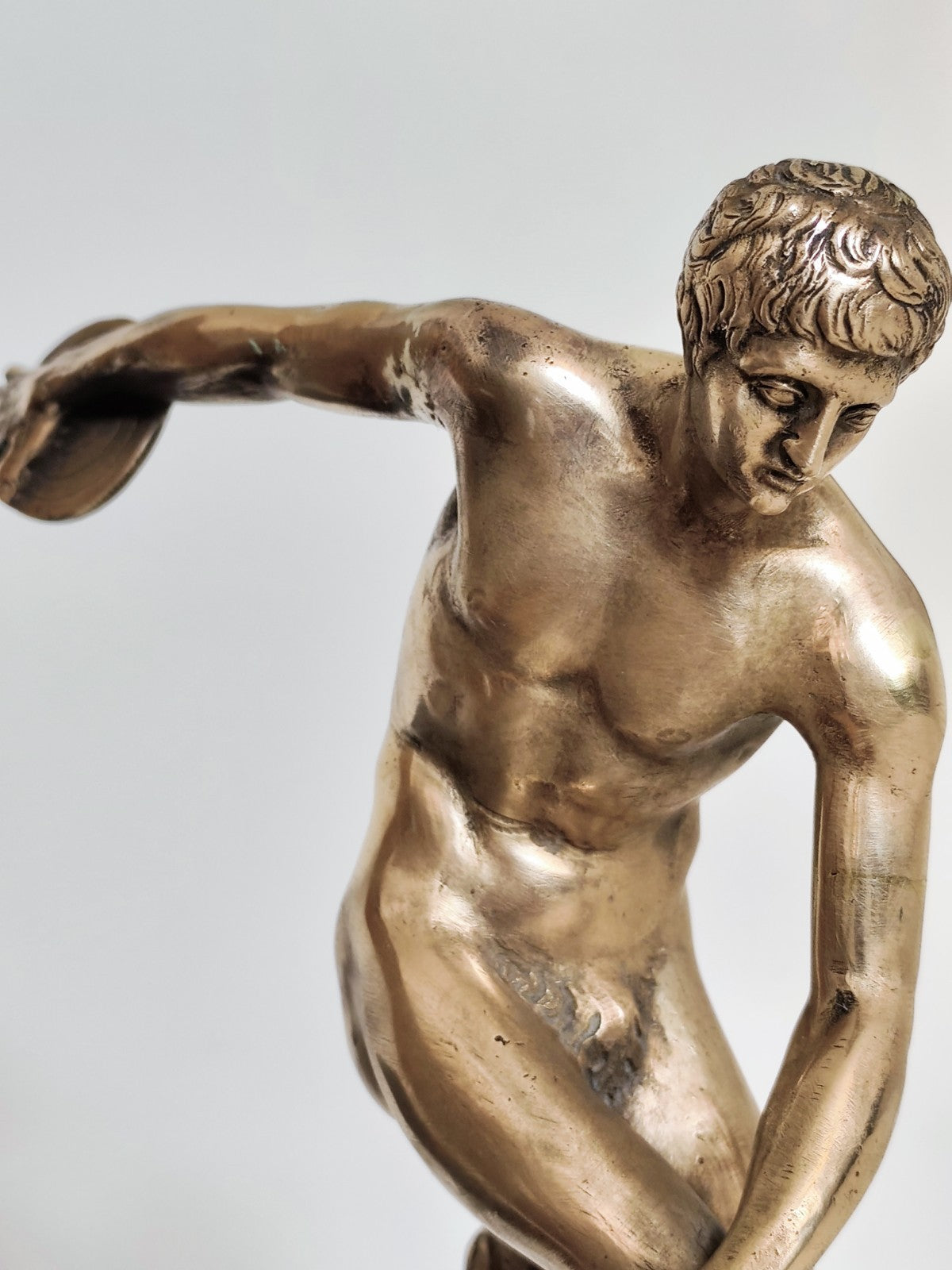 Statuetta scultura - Discobolo - Ottone dorato. Arte classica