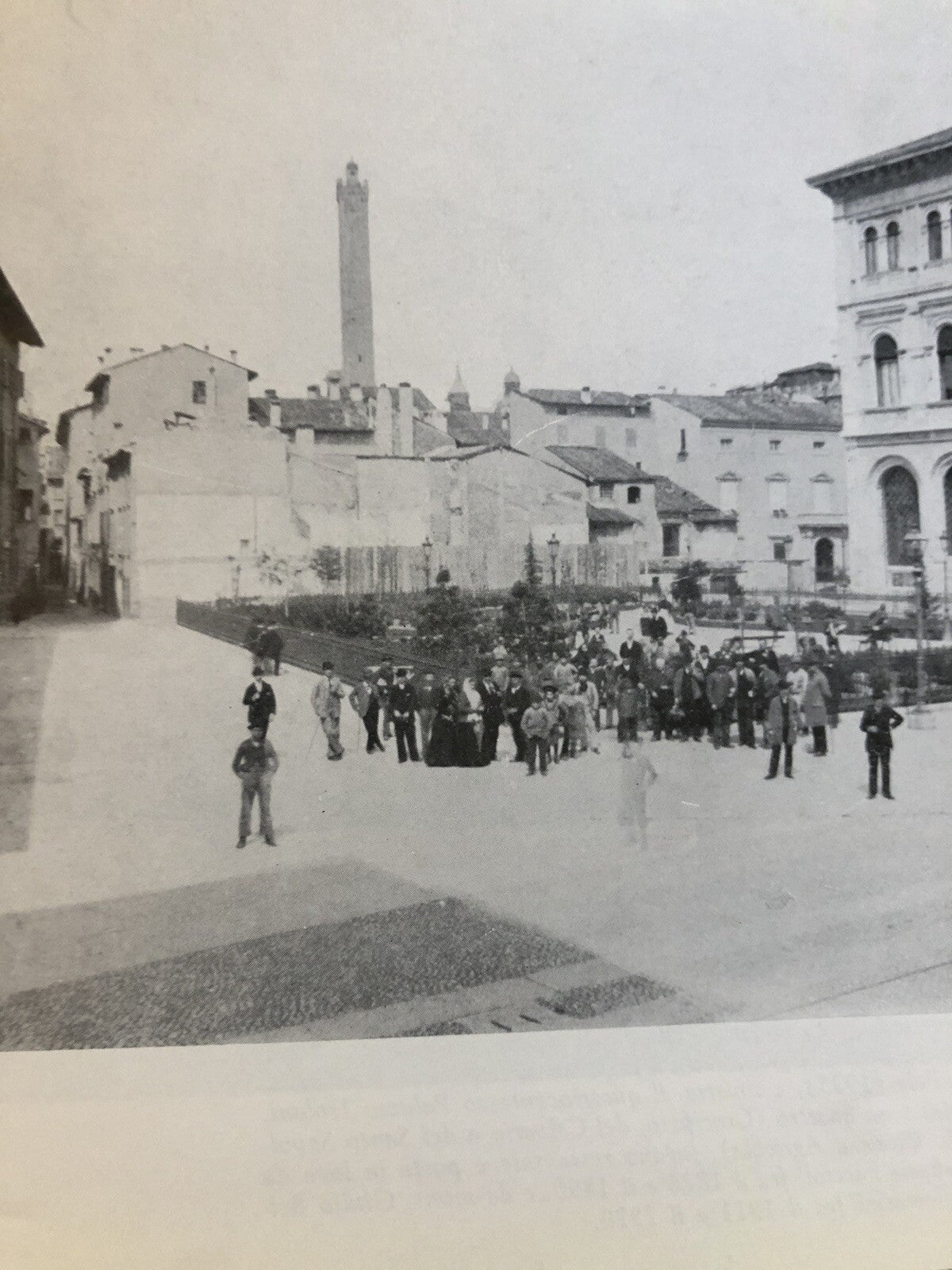 Bologna fotoconfronti col passato, A. Vianelli, edizione Unificata in 300 pagine