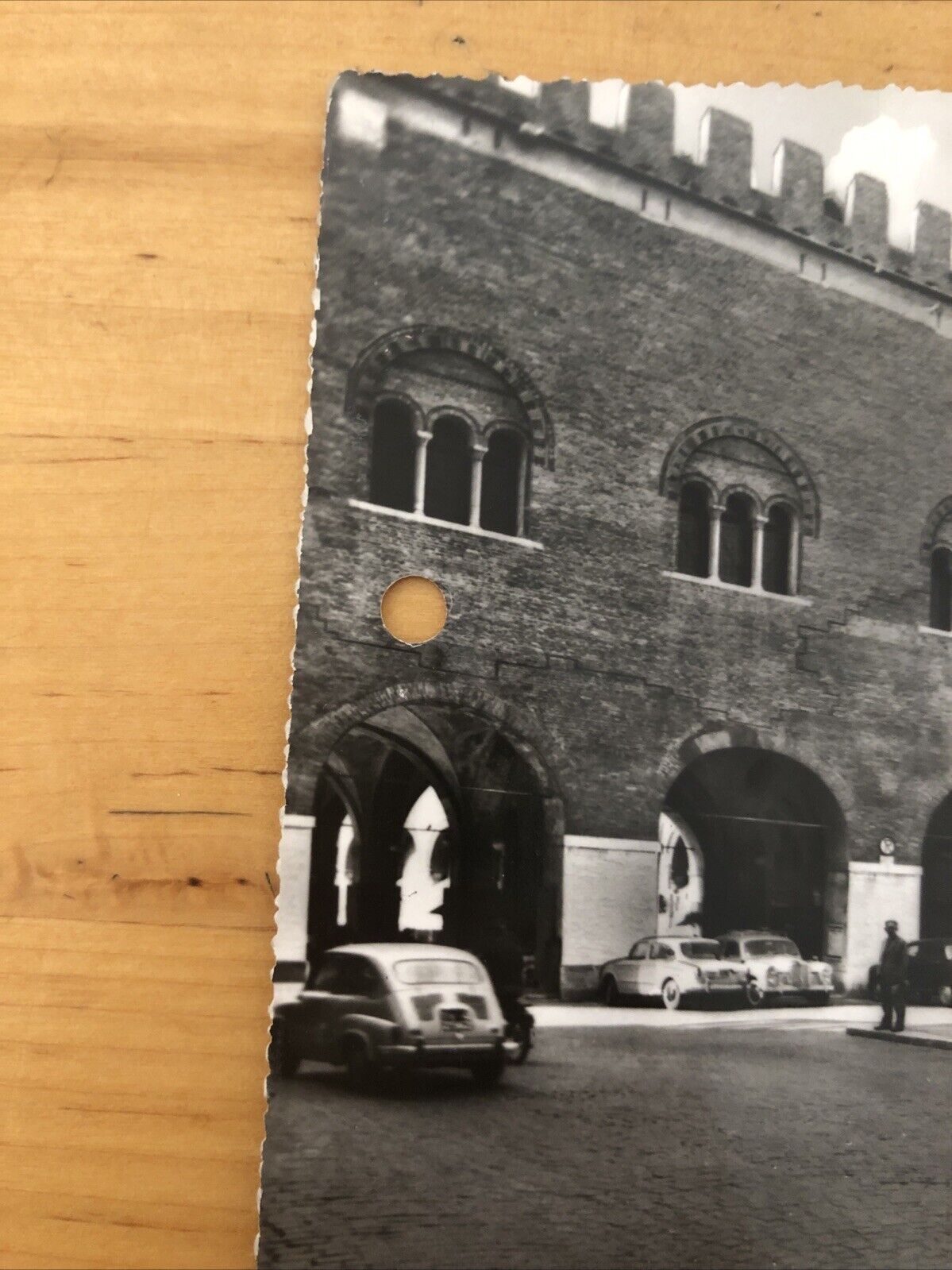 Cartolina TREVISO PIAZZA INDIPENDENZA PALAZZO TRECENTO - ANIMATA non  viaggiata