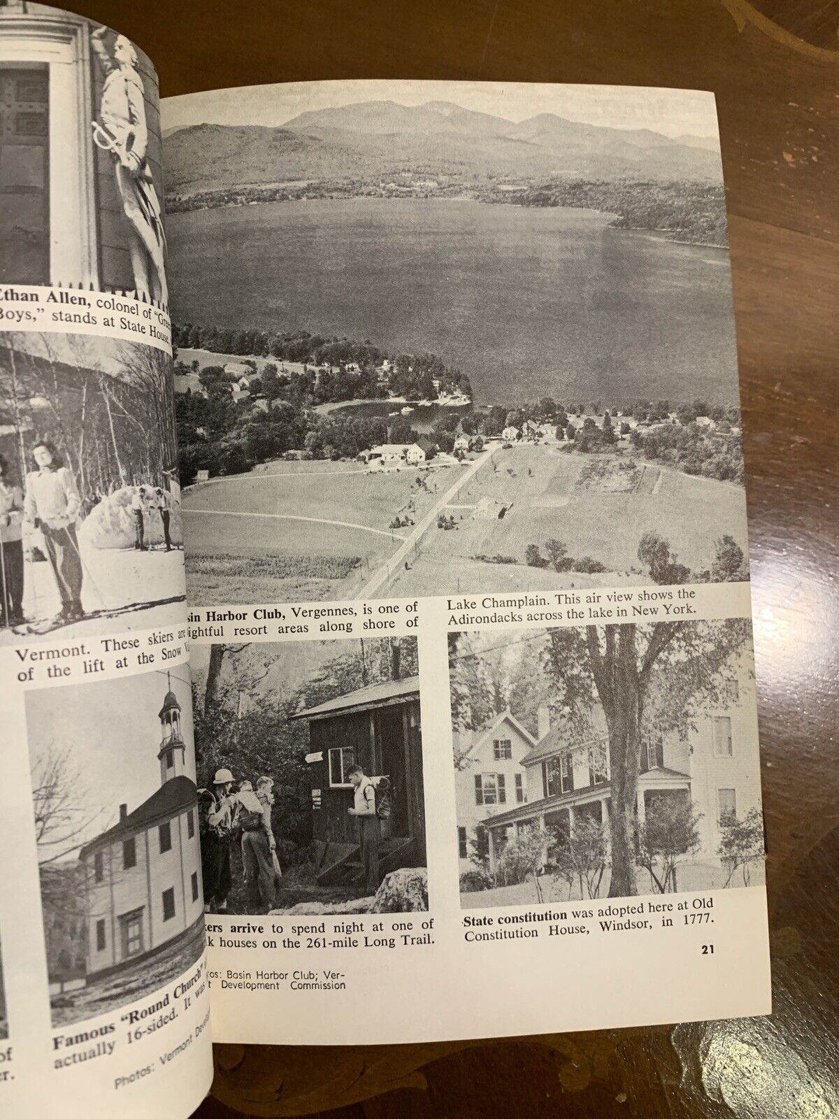 Around the world in 2000 pictures, A. Milton Runyon, Vilma Bergane. 1956