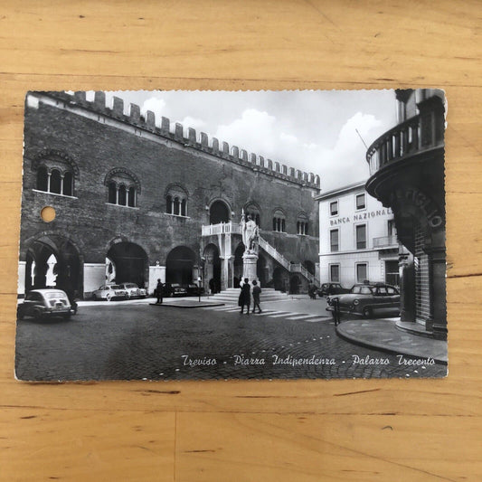 Cartolina TREVISO PIAZZA INDIPENDENZA PALAZZO TRECENTO - ANIMATA non  viaggiata