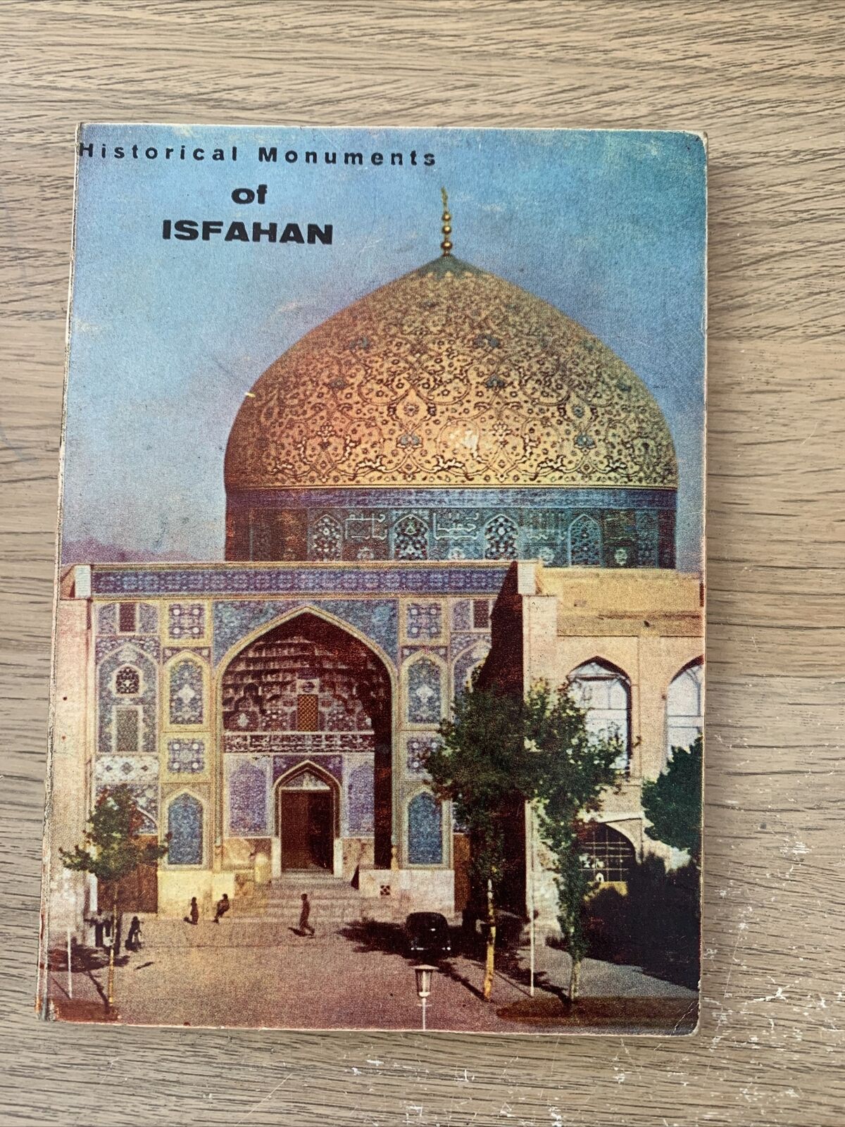 Historical monuments of Isfahan 1967. Honarfar, Ziba Press