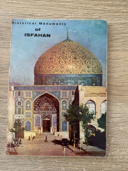 Historical monuments of Isfahan 1967. Honarfar, Ziba Press