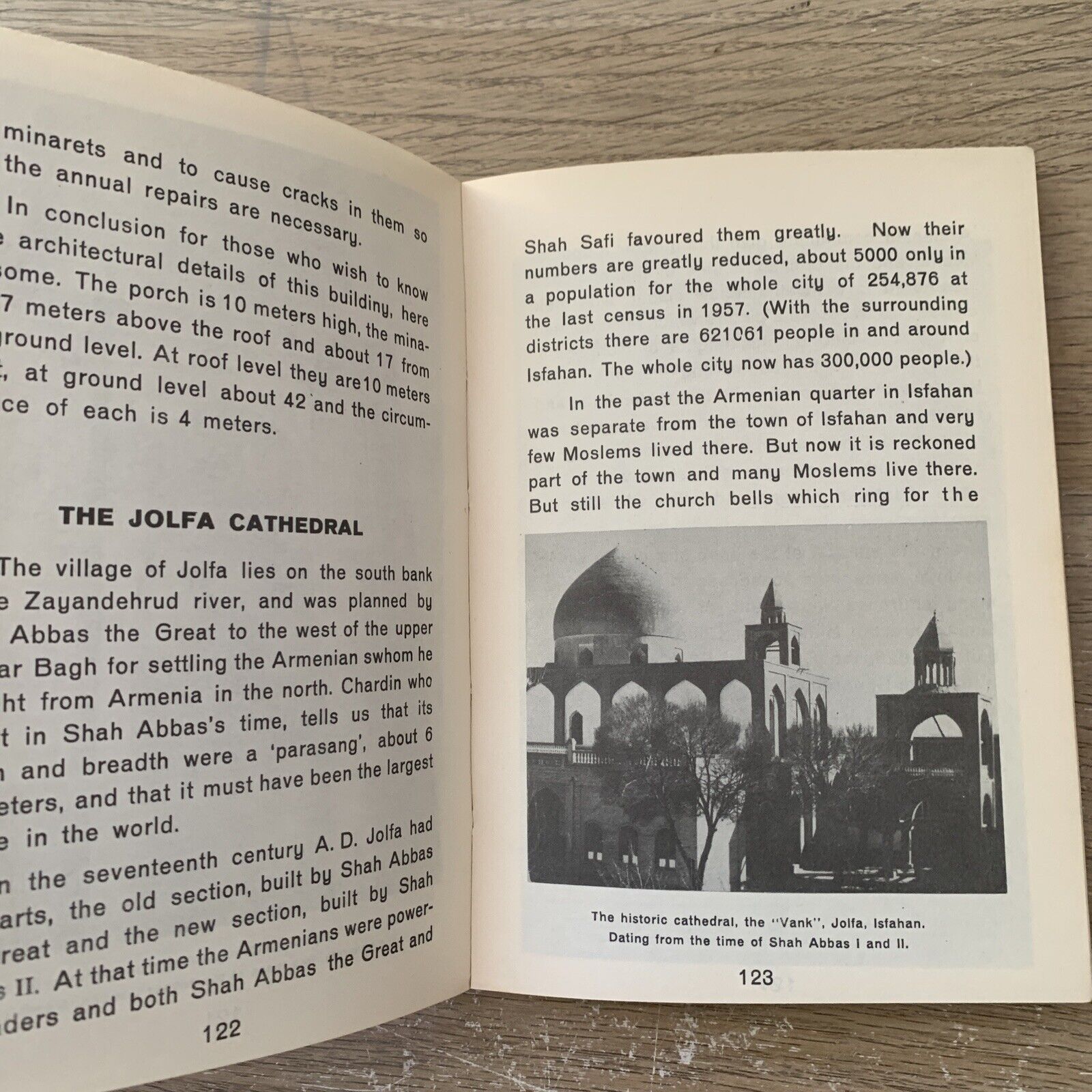 Historical monuments of Isfahan 1967. Honarfar, Ziba Press