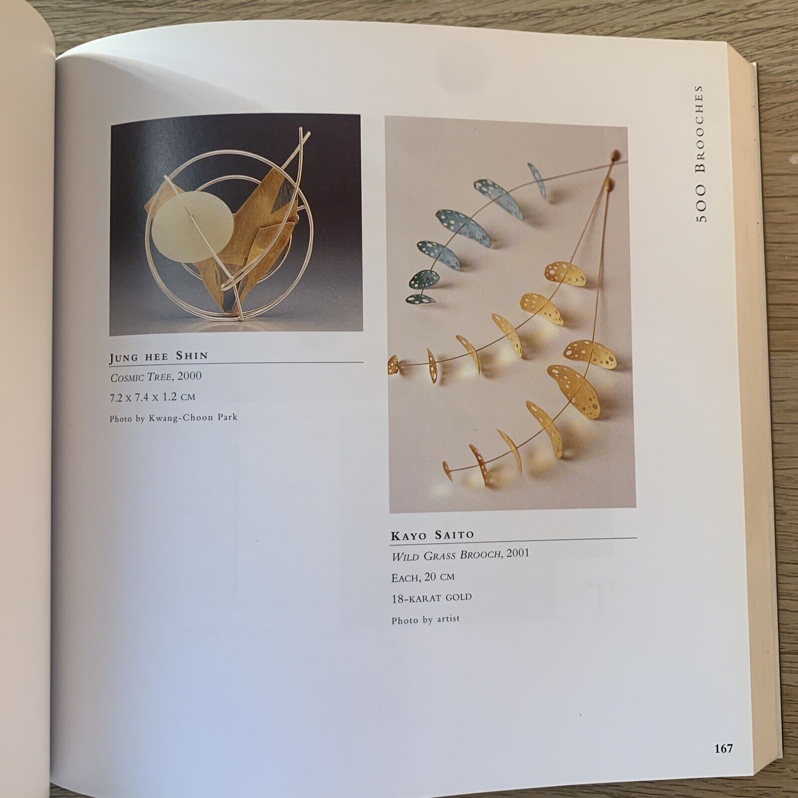 500 BROOCHES. Inspiring adornments for the body. A lark Jewelry Book 2005