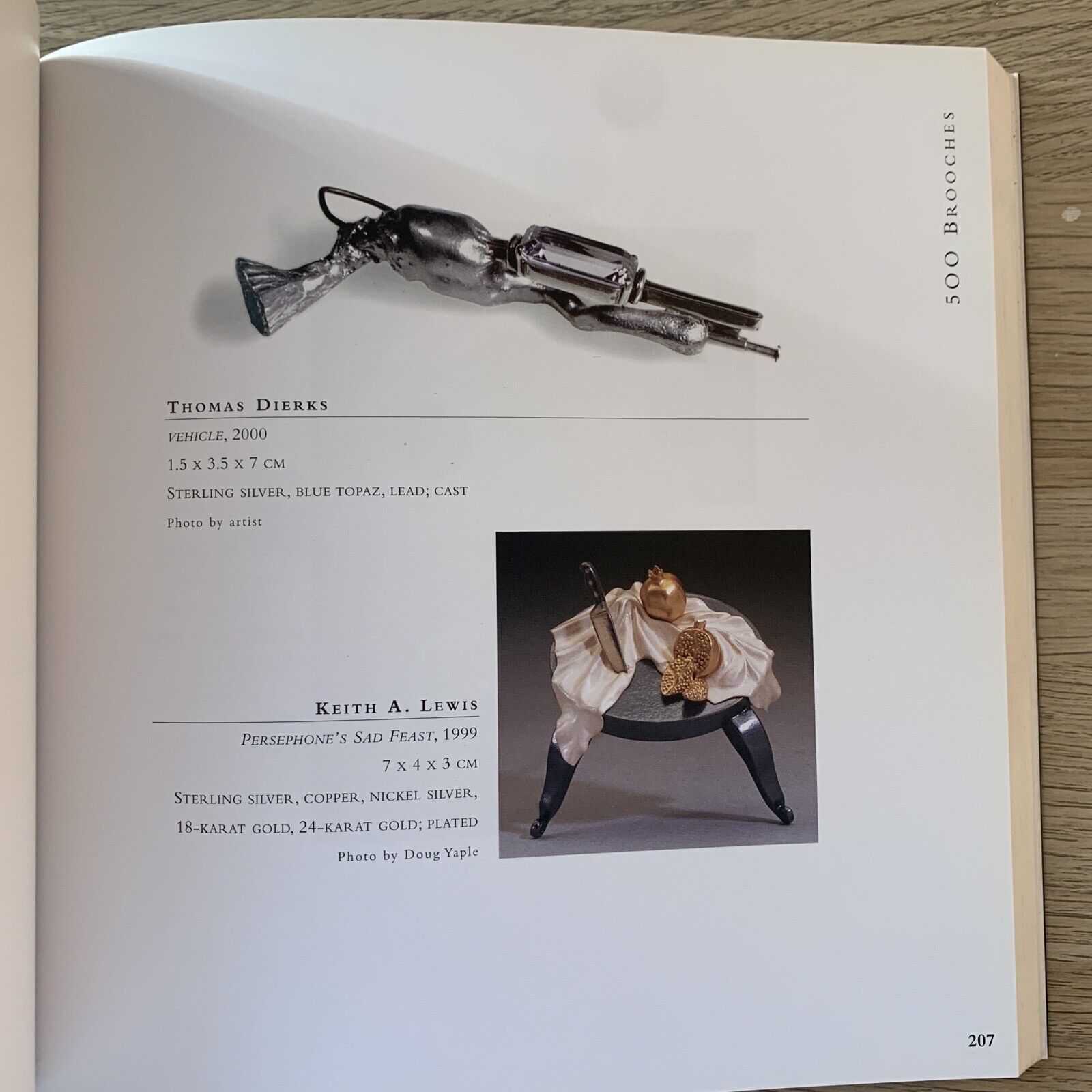 500 BROOCHES. Inspiring adornments for the body. A lark Jewelry Book 2005