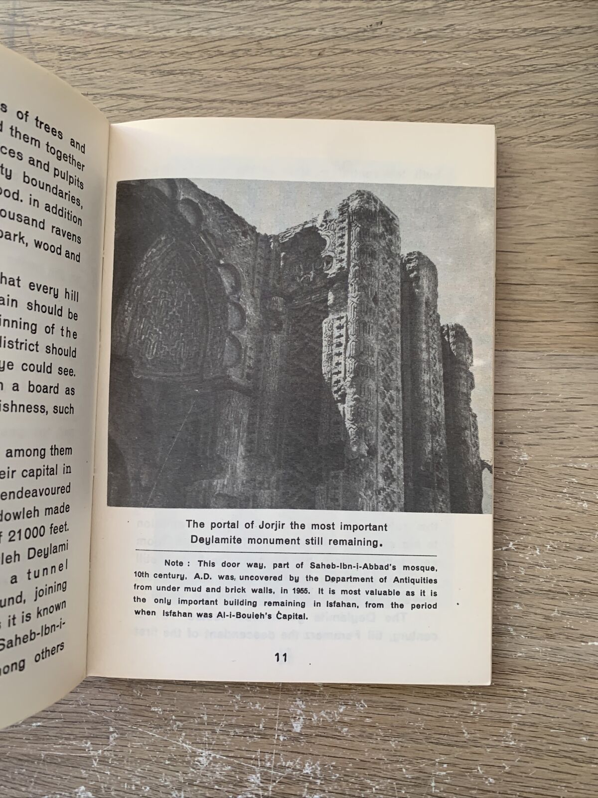 Historical monuments of Isfahan 1967. Honarfar, Ziba Press
