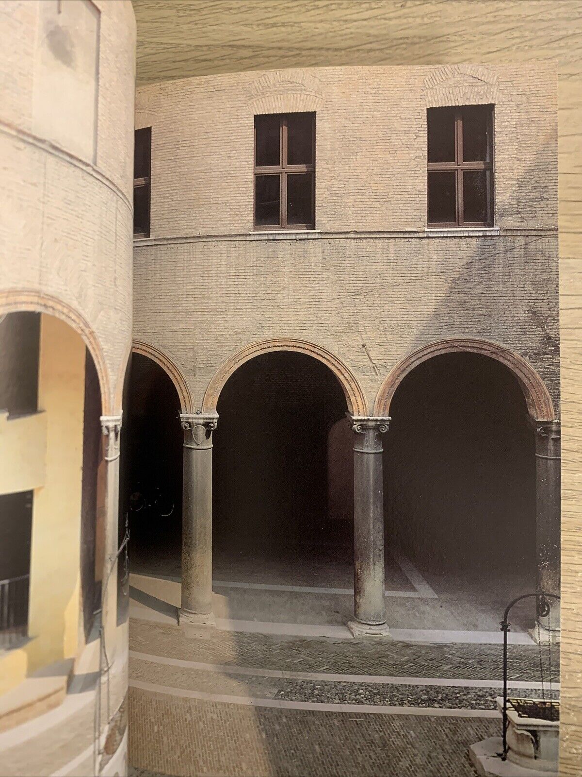 IL CASTELLO ESTENSE DI FERRARA. ELECTA EDITRICE 1990