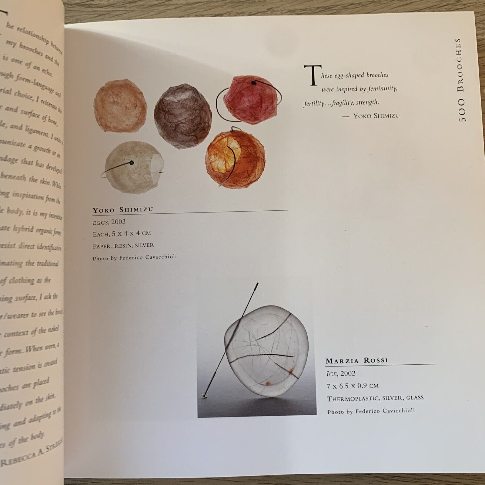 500 BROOCHES. Inspiring adornments for the body. A lark Jewelry Book 2005