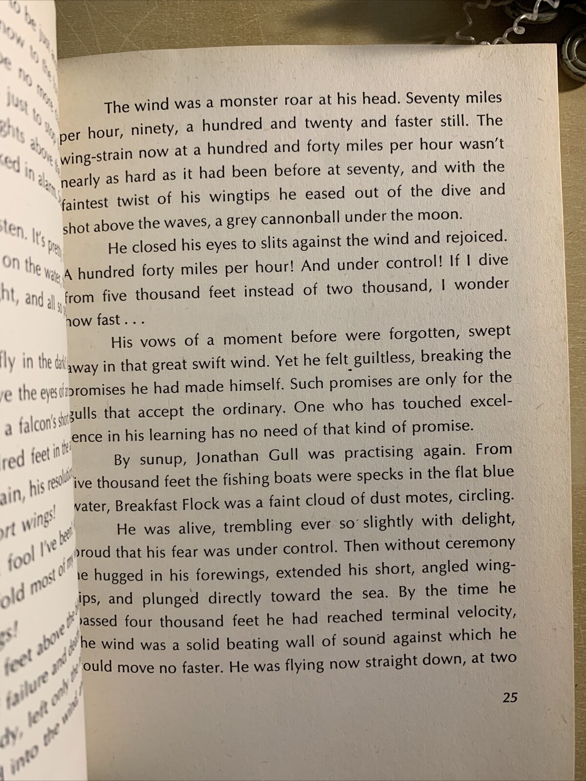 JONATHAN LIVINGSTONE SEAGULL a story. Richard bach. Pan books 1972 #