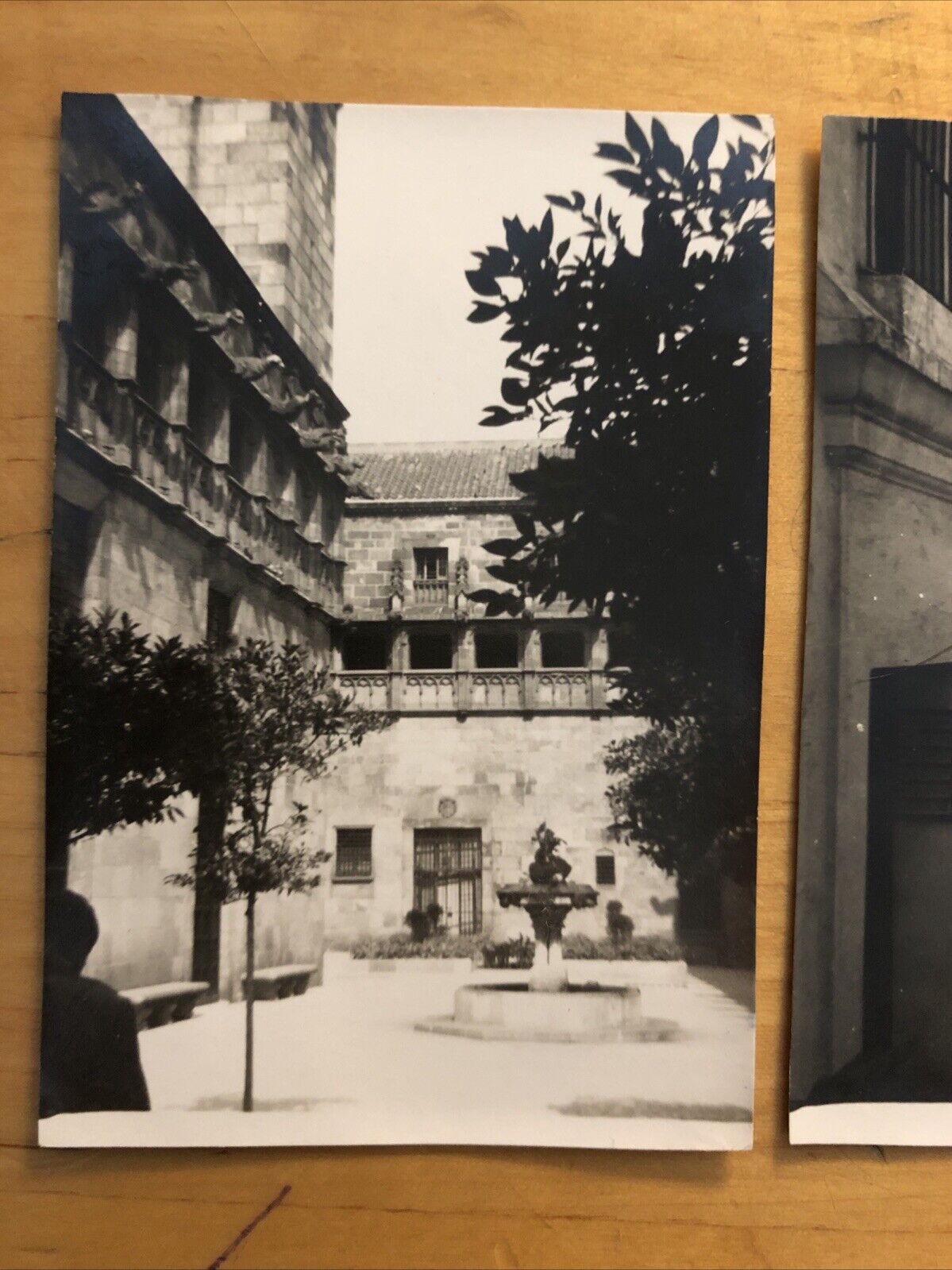 Fotografie BARCELLONA El Pueblo, Cortile intorno al Palazzo municipale -anni '50